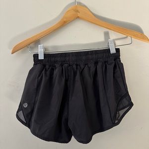 LULULEMON low rise lined short 2.5”